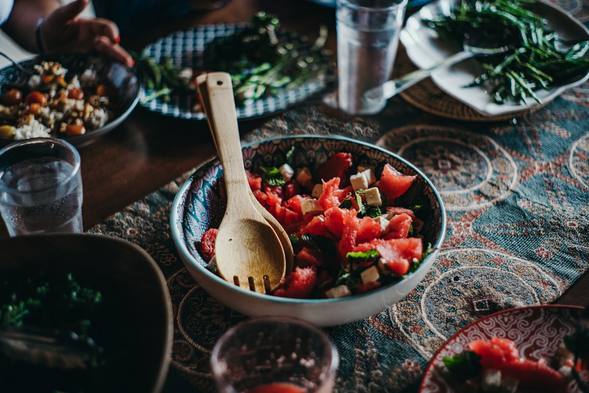Griechischer Salat mit Feta und Oliven